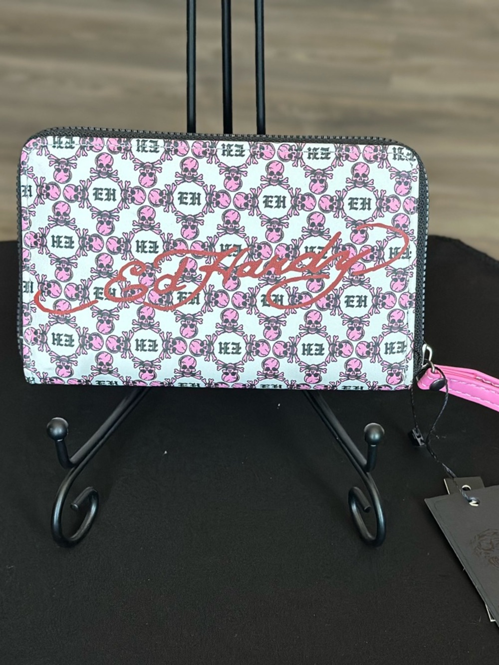 NWT Ed Hardy Pink Logo Print Wristlet Wallet with Tattoo Heart Motif - Picture 2 of 4